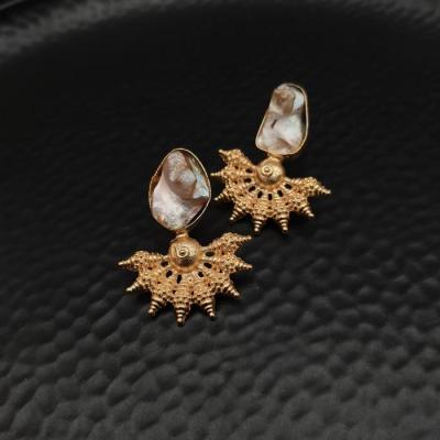 Modern Earrings Pearl Gold