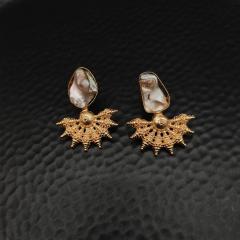 Modern Earrings Pearl Gold